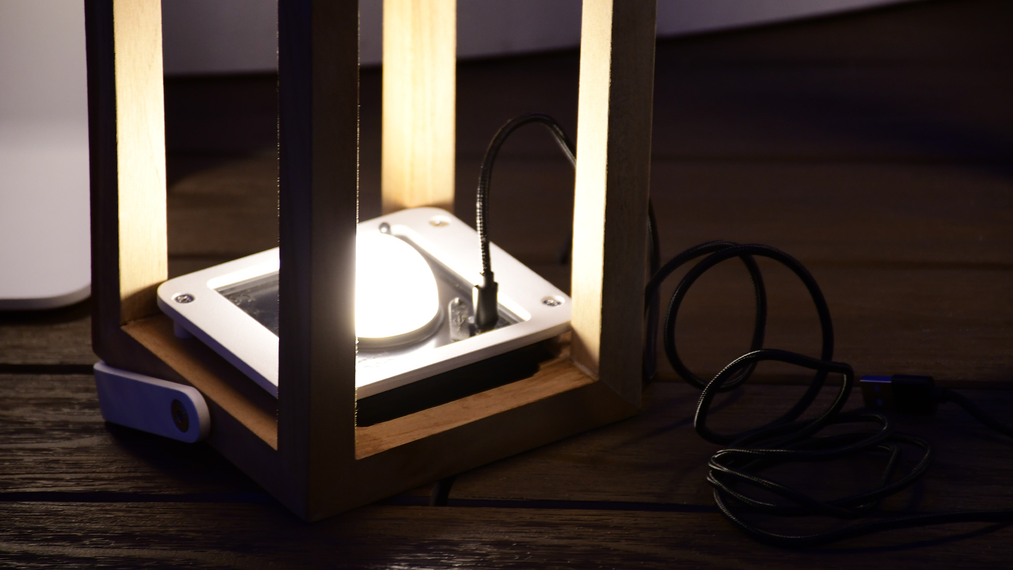 充電をしているリヒトルクステーブルチークソーラーライト